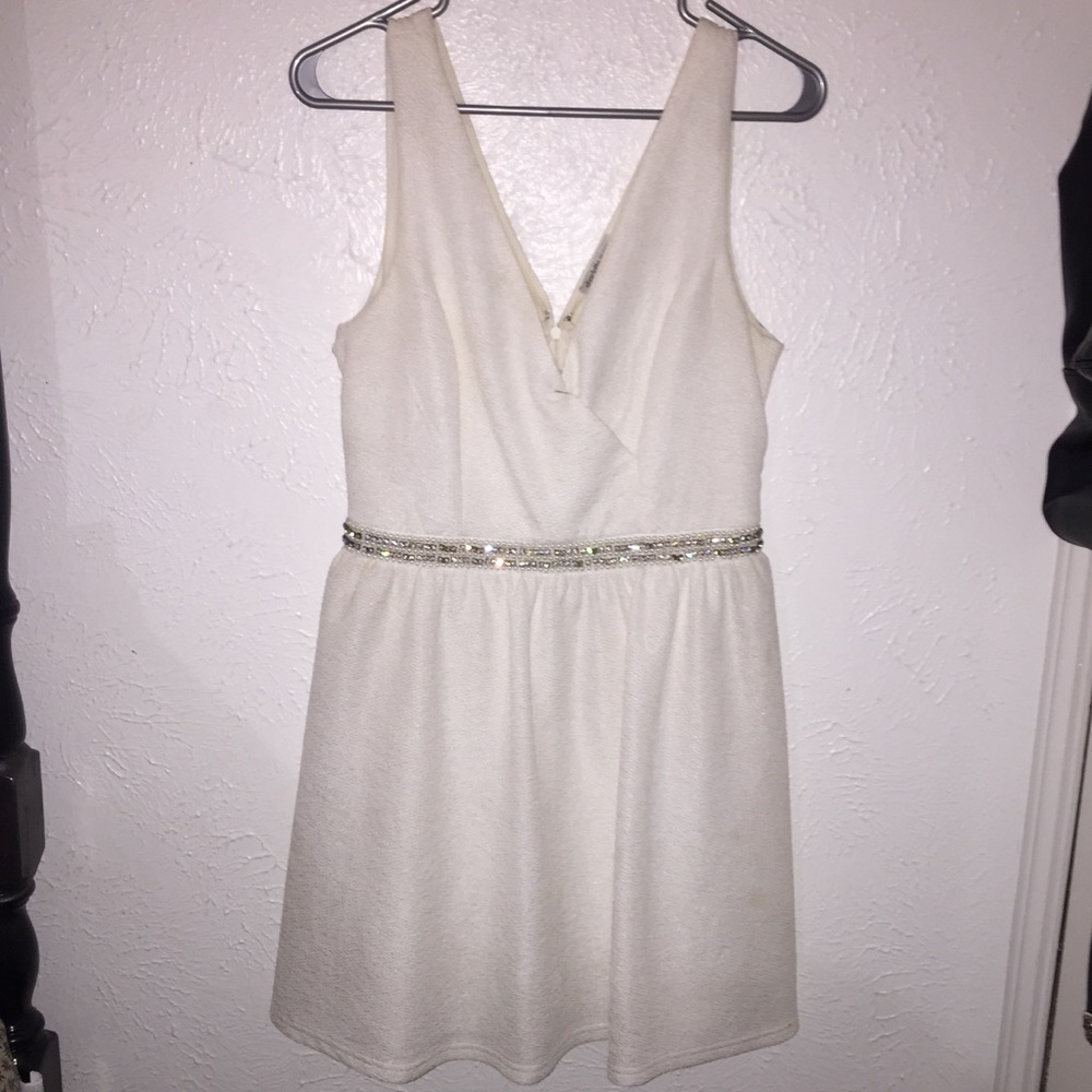 White V-neck dress w/ crystal belt ✨